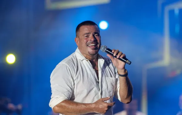 عمرو دياب في ساحة بيروت المائية بالعاصمة اللبنانية (Amr Diab at the Beirut Waterfront Arena in the Lebanese capital). مصدر الصورة: ANWAR AMRO / AFP