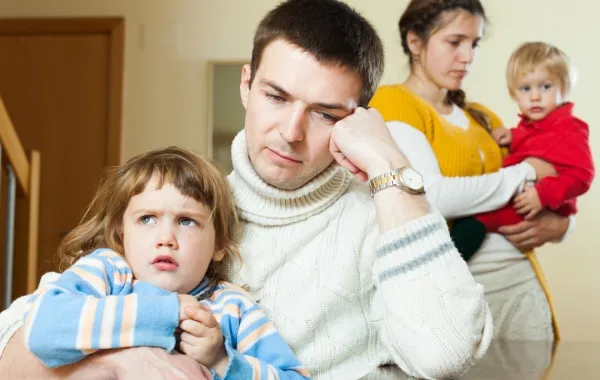 صورة لأسرة صغيرة قلقة متوترة