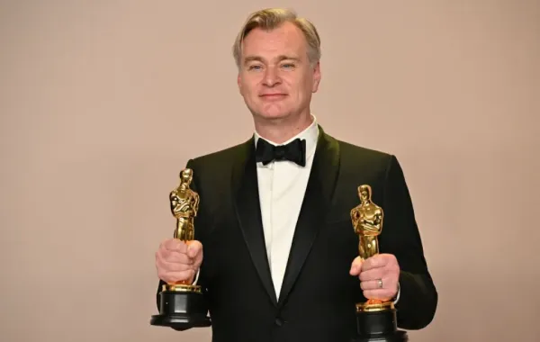 كريستوفر نولان في حفل توزيع جوائز الأوسكار 2024 ( Christopher Nolan at the Oscars ). مصدر الصورة: Robyn BECK / AFP