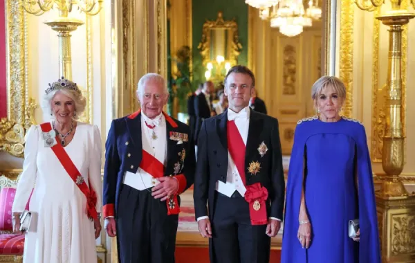 الملكة كاميلا ترتدي تاج الياقوت الأزرق في يوليو 2025