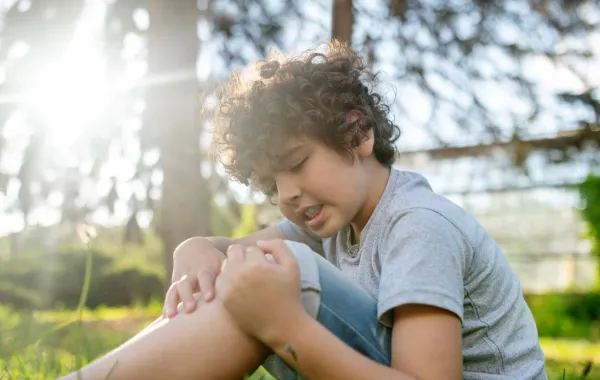 صورة لطفل يعاني من ألم الساق