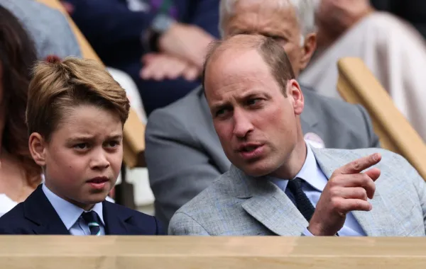 الأمير ويليام Prince william وابنه الأمير جورج Prince George في بطولة ويمبلدون 2023. مصدر الصورة: Adrian DENNIS / AFP