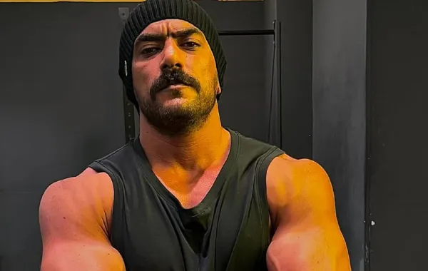 أحمد العوضي يشعل الجدل ببث مباشر: أنا الأعلى أجراً ومش مغرور