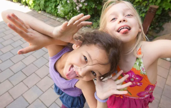 صورة طفلتين شقيتين