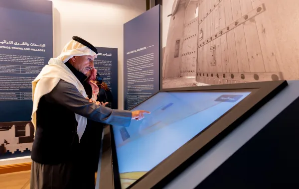 وزير السياحة أحمد الخطيب خلال زيارته لمركز التراث الثقافي بمنطقة القصيم. الصورة من الحساب الرسمي لوزير السياحة على منصة x