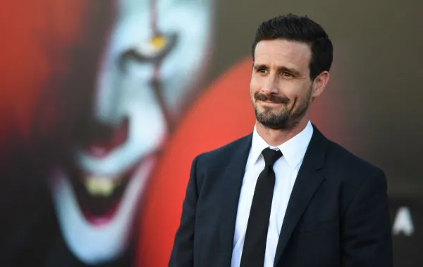 جيمس رانسون في مسرح ريجنسي فيليدج في ويستوود، كاليفورنيا (James Ransone at the Regency Village theatre in Westwood, California). مصدر الصورة: Robyn Beck / AFP