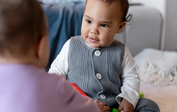 صورة لطفل يلعب مع طفل آخر