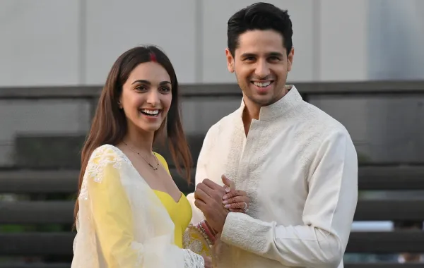 سيدهارث مالهوترا وكيارا أدفاني في مومباي ( Sidharth Malhotra and Kiara Advani in Mumbai ). مصدر الصورة:SUJIT JAISWAL / AFP