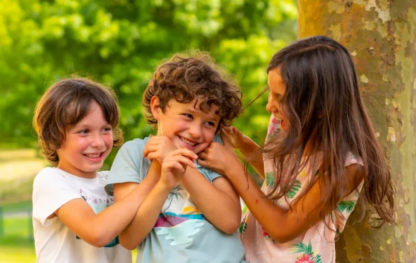 صورة أطفال يضحكون