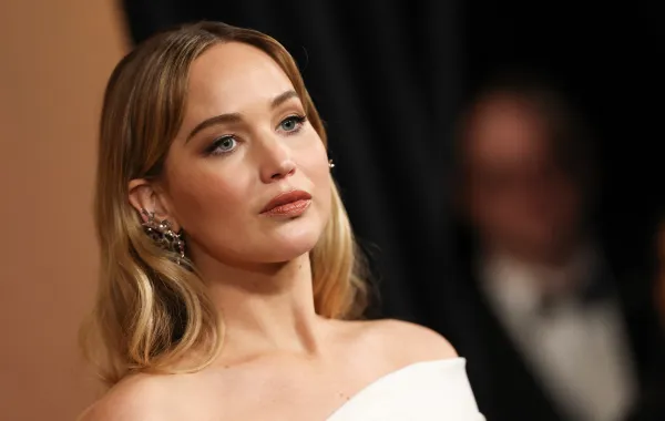 جينيفر لورانس Jennifer Lawrence في حفل Governors Awards. مصدر الصورة: VALERIE MACON / AFP