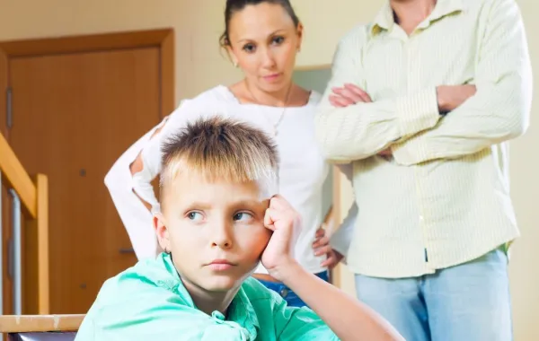 صورة تعبر عن استمرار نقد الوالدين للطفل