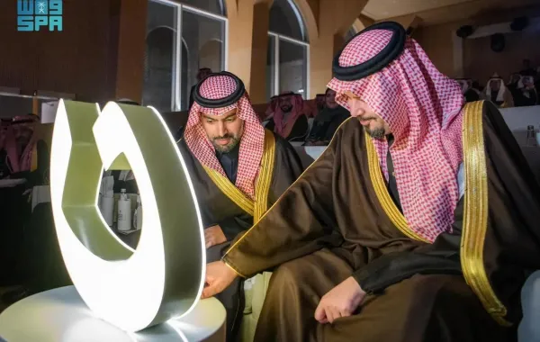 أمير منطقة المدينة المنورة ووزير الثقافة في حفل افتتاح مركز الأمير محمد بن سلمان العالمي للخط العربي. الصورة من وكالة الأنباء السعودية "واس"