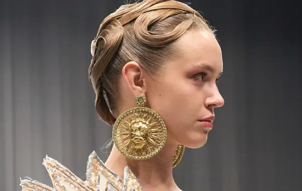 تسريحات شعر مرفوعة لحفل رأس السنة 2026 