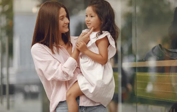 صورة لطفلة مع والدتها