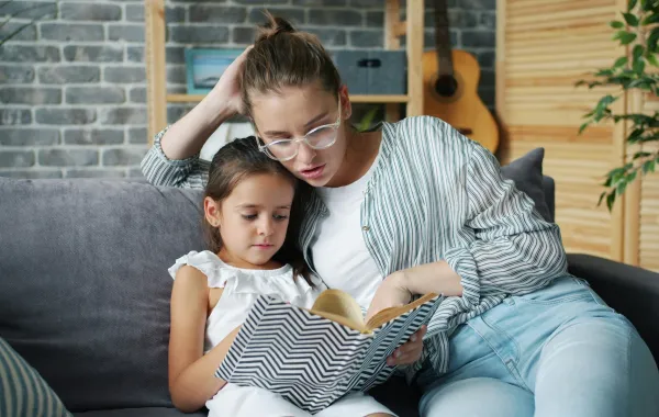 صورة لطفلة مع والدتها