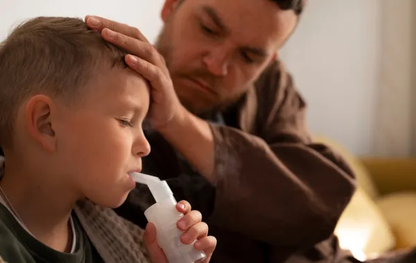 طفل يعاني من ضيق التنفس