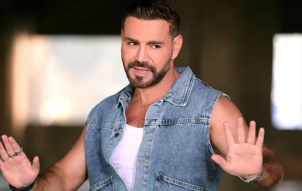 إيوان- الصورة من المركز الإعلامي للفنان