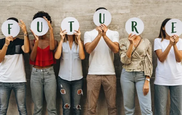 صورة تعبيرية لمجموعة مراهقين