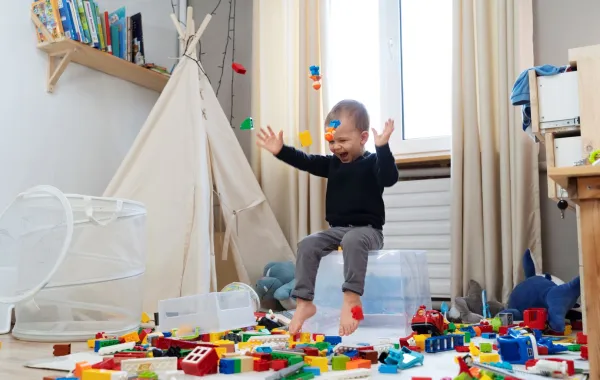 صورة لطفل بين ألعابه