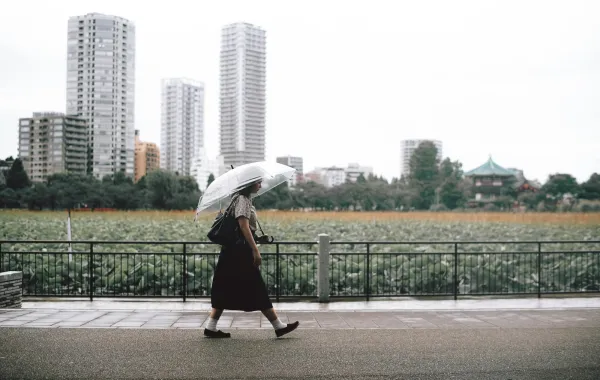 تفسير حلم المشي تحت المطر في المنام 