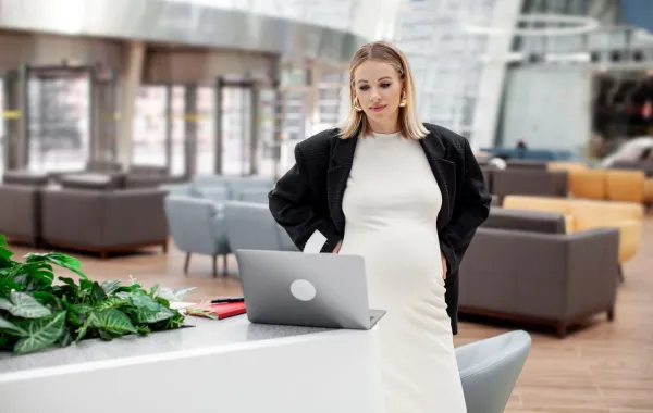 صورة حامل في قاعة المطار