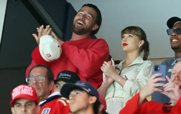 ترافيس كيلسي وتايلور سويفت في قاعة أميرانت بنك أرينا في صن رايز، فلوريدا (Travis Kelce and Taylor Swift at Amerant Bank Arena in Sunrise, Florida). مصدر الصورة: Bruce Bennett/Getty Images/AFP