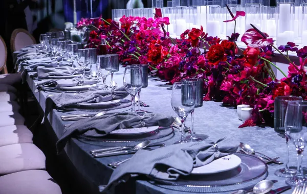 ديكور أنيق لطاولة المدعوين إلى حفل الزفاف