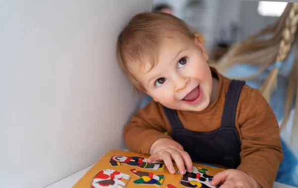 صورة تعبر عن طفل يتكلم