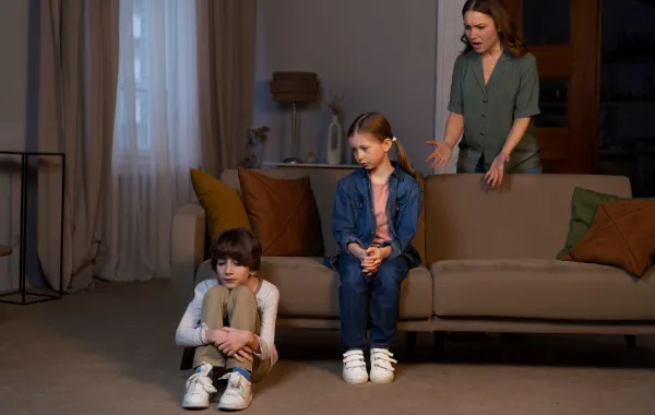 صورة تعبر عن أسلوب خاطئ للتعامل مع الأبناء