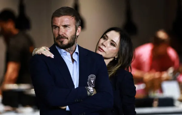 ديفيد بيكهام وفيكتوريا بيكهام في ملعب تشيس في فورت لودرديل، فلوريدا (David Beckham and Victoria Beckham at Chase Stadium in Fort Lauderdale, Florida). مصدر الصورة: Carmen Mandato/Getty Images/AFP