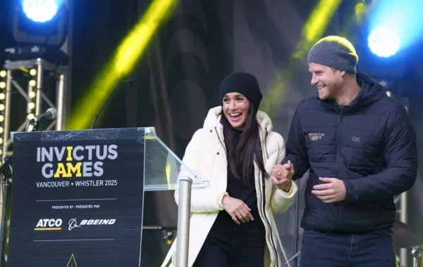 الأمير هاري وميغان في ويسلر، كندا (Prince Harry and Meghan in Whistler, Canada). مصدر الصورة: Jeff Vinnick/Getty Images for Invictus Games Vancouver Whistler 2025/AFP