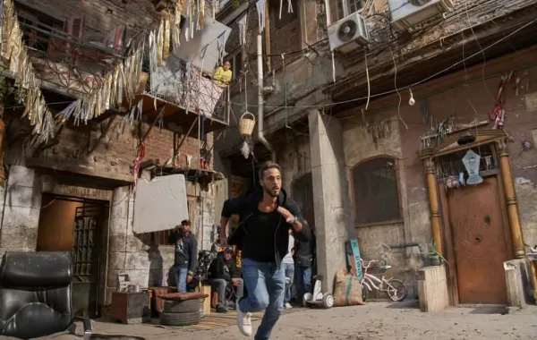 يوسف الشريف في كواليس مسلسل فن الحرب -الصورة من المركز الإعلامي للشركة المنتجة