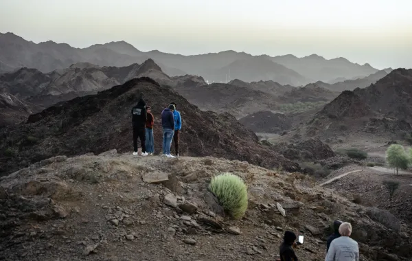 بدأت أولى محطات الفعالية برحلة "هايكنج". الصورة من مكتب دبي الإعلامي