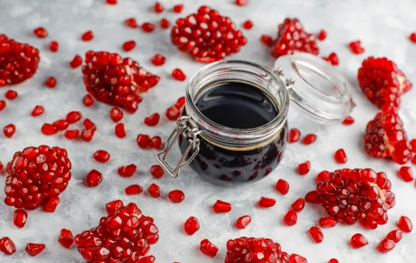  دبس الرمان يعادل الفاكهة الكاملة من حيث الألياف-المصدرfreepik