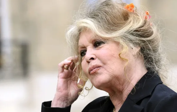 بريجيت باردو في باريس (Brigitte Bardot in Paris). مصدر الصورة: ERIC FEFERBERG / AFP