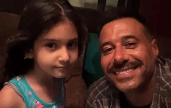 أحمد السعدني والطفلة لين محروس- الصورة من حسابه على إنستغرام 