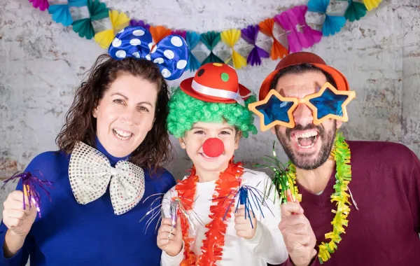 صورة لأسرة تحتفل بالعام الجديد