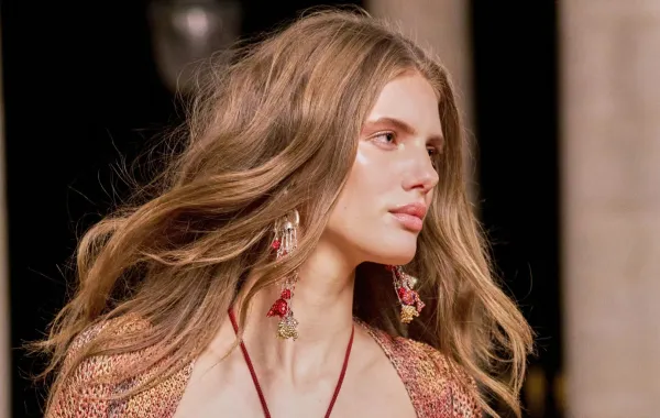 أفضل أنواع سيروم الشعر المغذية في عام 2025 وفوائدها 