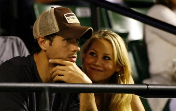 إنريكي إغليسياس وآنا كورنيكوفا في فلوريدا (Enrique Iglesias and Anna Kournikova in Florida). مصدر الصورة:AL BELLO / GETTY IMAGES NORTH AMERICA / Getty Images via AFP