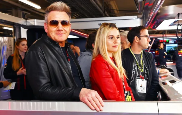 غوردون رامزي وابنته هولي رامزي في مونتريال، كيبيك ( Gordon Ramsay and his daughter Holly Ramsay in Montreal, Quebec ). مصدر الصورة: Dan Mullan / GETTY IMAGES NORTH AMERICA / Getty Images via AFP