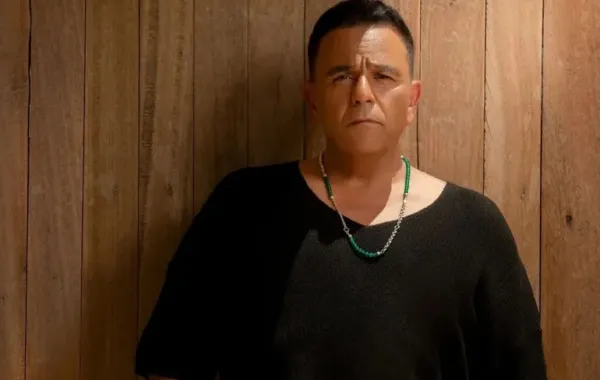 محمد فؤاد يحمس جمهوره ويعلن عن موعد طرح أغنية في قربك