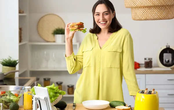 امرأة تنعم بصحة جيدة