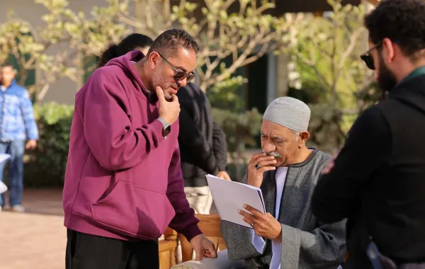 المخرج أحمد شفيق مع الفنان سيد رجب من كواليس بيبو - الصورة من المركز الإعلامي للشركة المنتجة