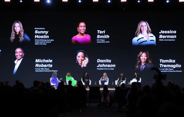 "القيادة من منظور نسائي".. جلسة حوارية ملهمة تجمع أقوى المؤثرات في عالم الرياضة والأعمال