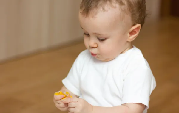 صورة طفل يفتت بيض السمان