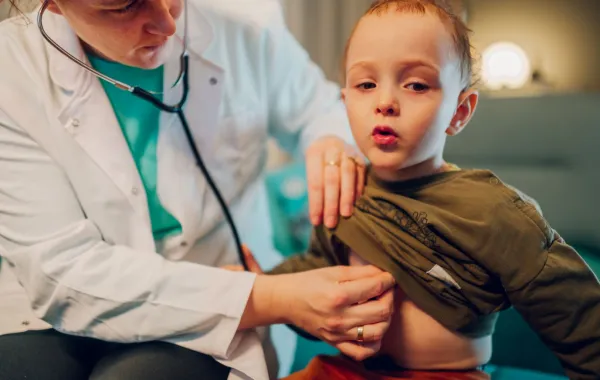 صورة طبيبة تفحص الطفل