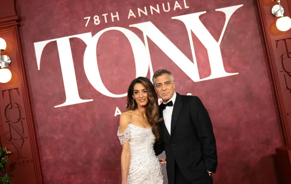 أمل كلوني وجورج كلوني، يونيو 2025 (مصدر الصورة : Dimitrios Kambouris / GETTY IMAGES NORTH AMERICA / Getty Images via AFP)