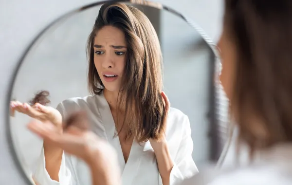 حلم تساقط الشعر بغزارة  - مصدر الصورة: Adobe Stock by Prostock-studio