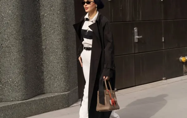 موضة الترانشكوت- الصورة من حساب حنين الصيفي على انستغرام