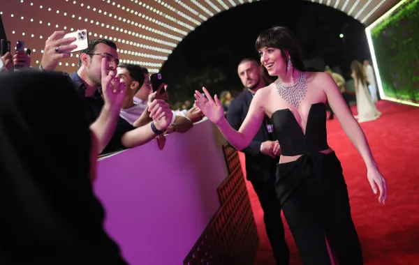 داكوتا جونسون Dakota Johnson من حفل الافتتاح - مصدر الصورة Vittorio Zunino Celotto/Getty Imagesfor the Red Sea International Film Festival